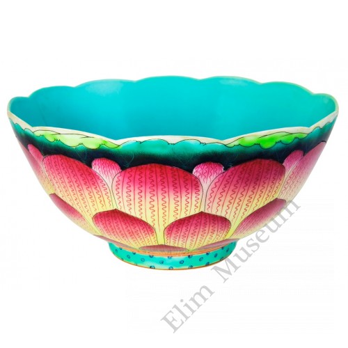 1060  A Qianlong Fengcai lotus bowl 